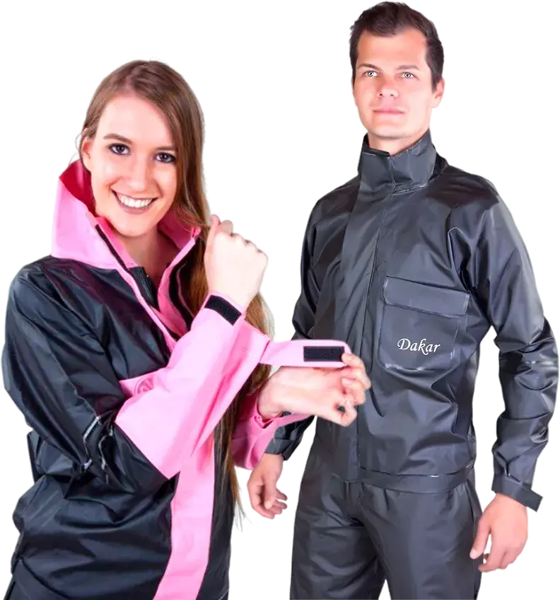 Homem e mulher com capa de chuva para motociclista